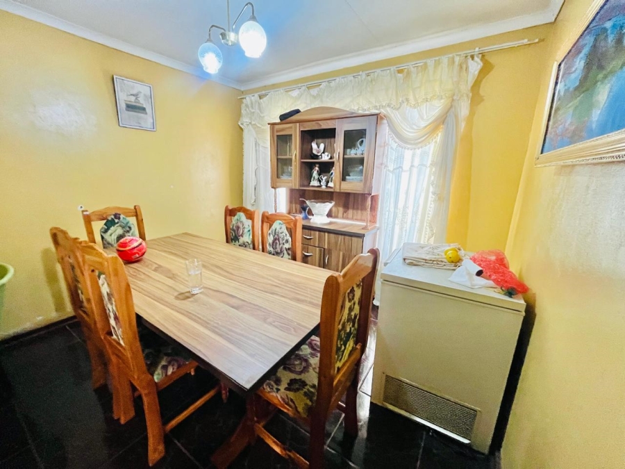 3 Bedroom Property for Sale in Molifi Tau Kloof Free State